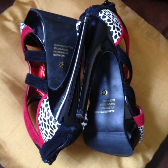 ❗S*O*L*D❗Wild Rose Platform Stiletto $20 - Picture 4 of 4