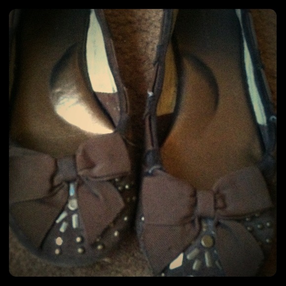 Brown bowed American eagle flats