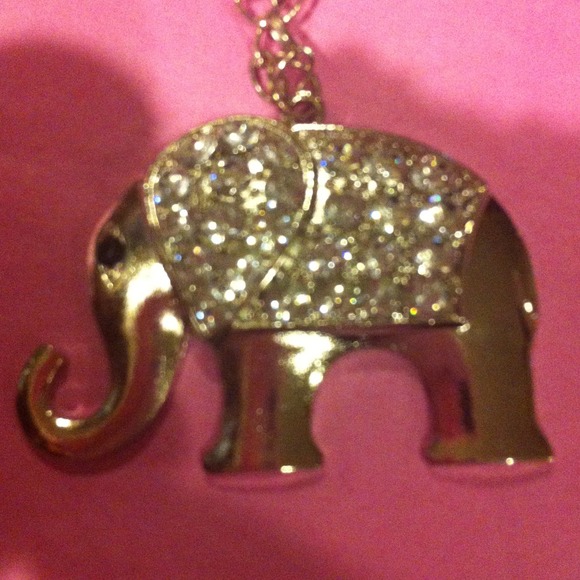 Crystal elephant necklace w/ studs - Picture 4 of 4
