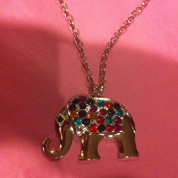 Silver crystal elephant necklace w/crystal studs - Picture 3 of 4