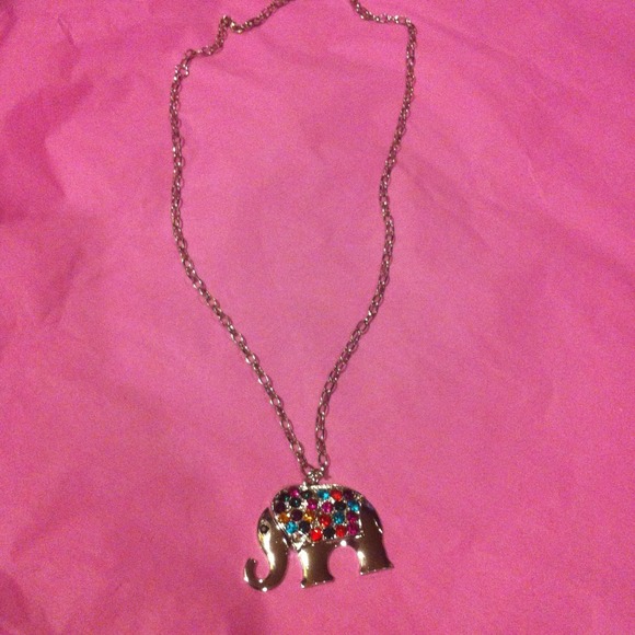 Silver crystal elephant necklace w/crystal studs - Picture 4 of 4