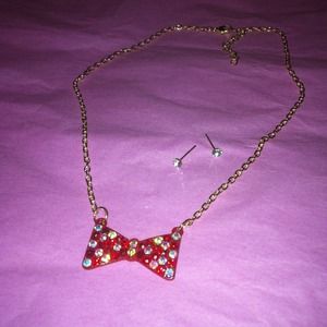 Red multitoned necklace w/ crystal studs