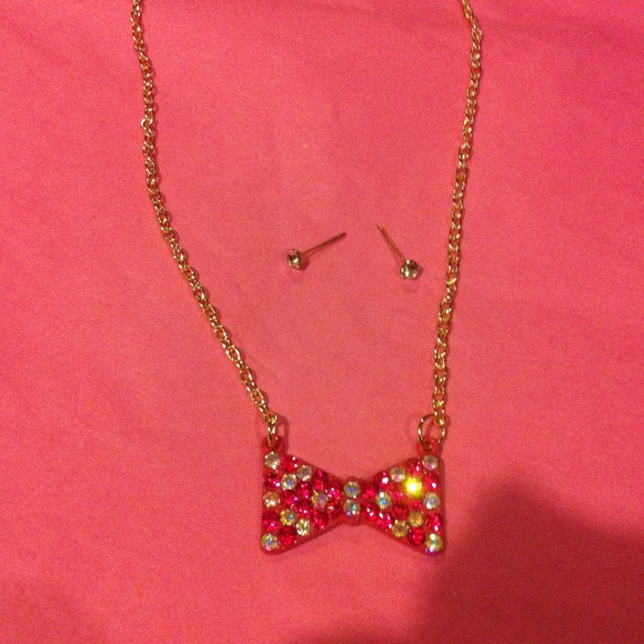 Fuschia crystal bow necklace w/crystal studs - Picture 2 of 4