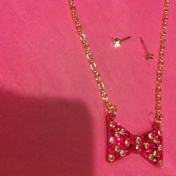 Fuschia crystal bow necklace w/crystal studs - Picture 3 of 4
