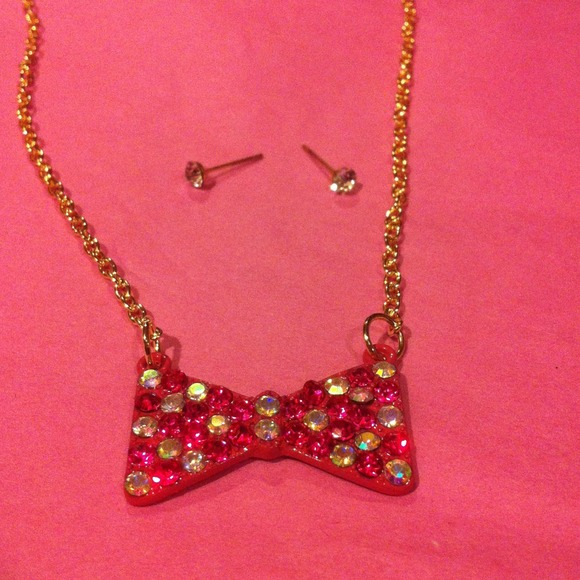 Fuschia crystal bow necklace w/crystal studs - Picture 4 of 4