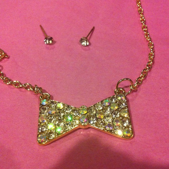 Gold crystal bow necklace w/crystal studs - Picture 1 of 4