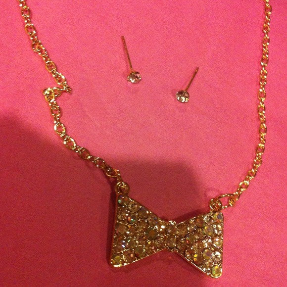 Gold crystal bow necklace w/crystal studs - Picture 3 of 4