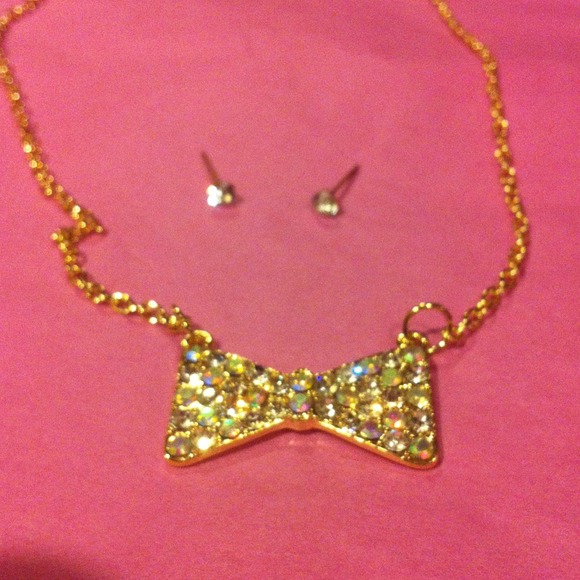 Gold crystal bow necklace w/crystal studs - Picture 4 of 4