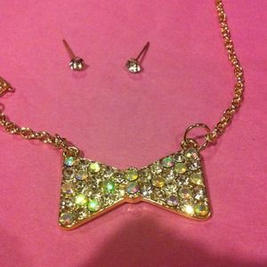 Gold crystal bow necklace w/crystal studs
