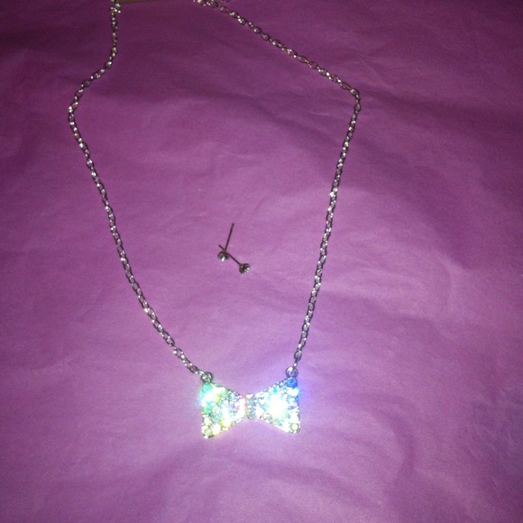 Silver crystal bow necklace w/studs - Picture 1 of 4