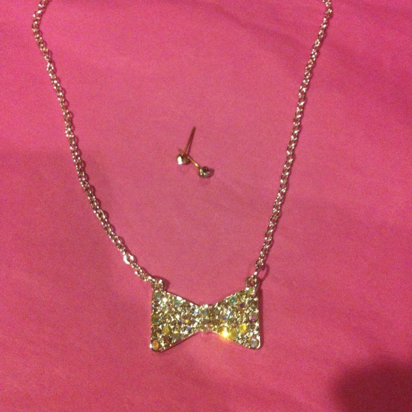 Silver crystal bow necklace w/studs - Picture 3 of 4