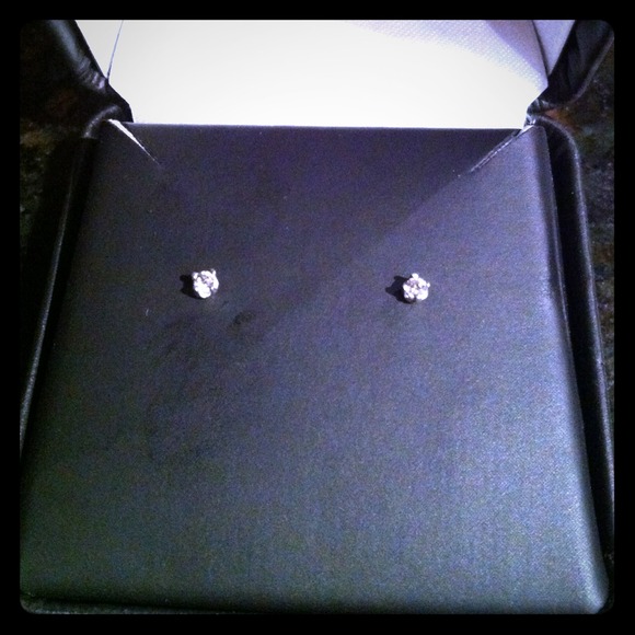 SOLD EBAY 💎Brand New Diamond Studs...1/10 caret💎