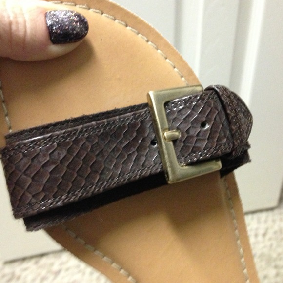 Ann Taylor - Cute buckle flats SZ6 - Picture 2 of 3