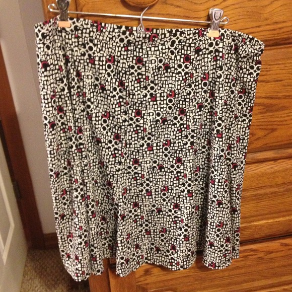 💖SOLD💖Black, white and dark pink skirt