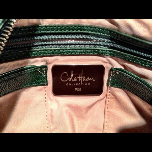 πΊSOLDπΊ COLE HAAN FOREST GREEN HOBO BAG - Picture 3 of 5