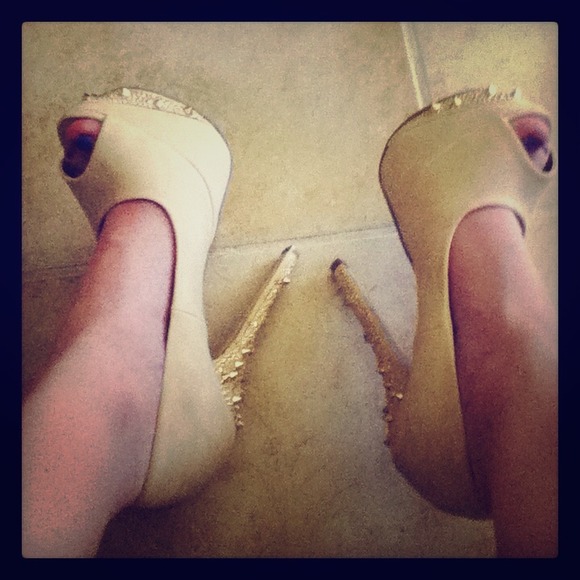 shoedazzle Shoes - Tan spiky heels size 6 never been worn