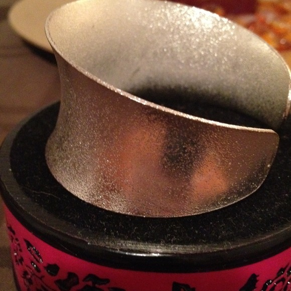 Host pick 1/18 Silver thick cuff bracelet - Picture 2 of 2