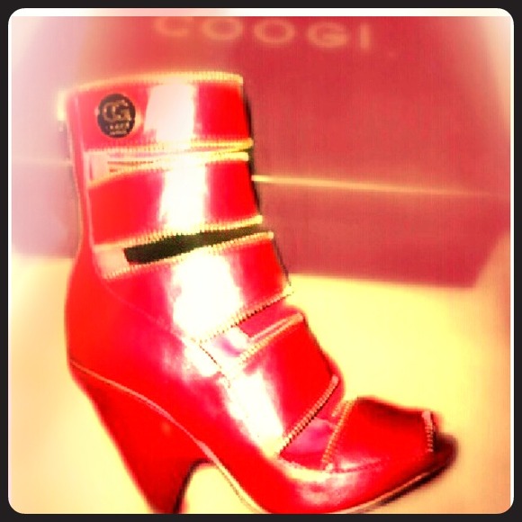Brand New in its Box size 6 1/2 Coogi