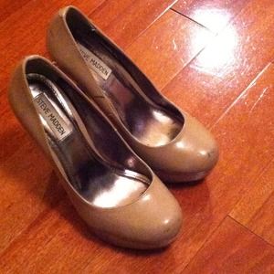 Steve Madden tan glossy heels
