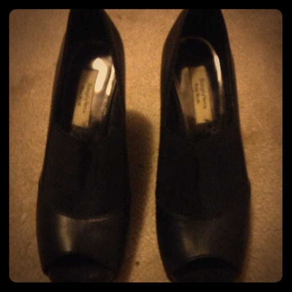 ⭐SOLD ⭐Vera wang peep toe heels