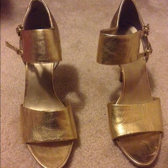 ⛔Sold⛔Bakers Gold heels - Picture 1 of 3