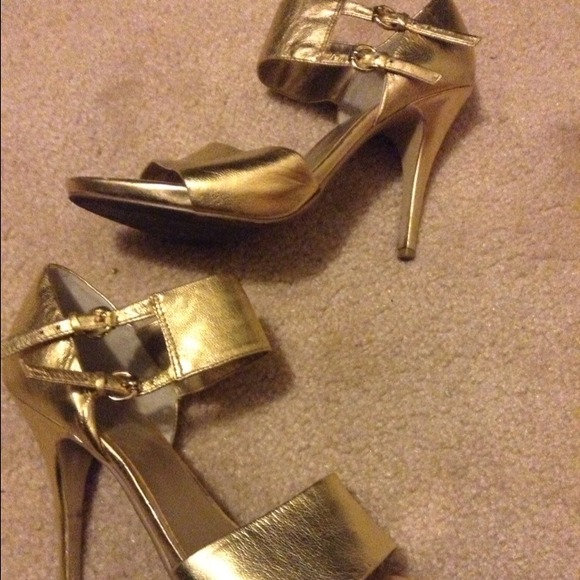 ⛔Sold⛔Bakers Gold heels - Picture 2 of 3