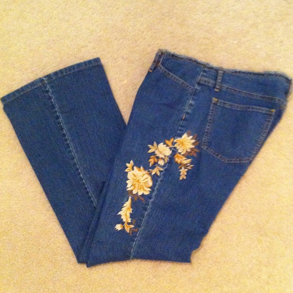 Size 8 Jeans w embroidered flowers