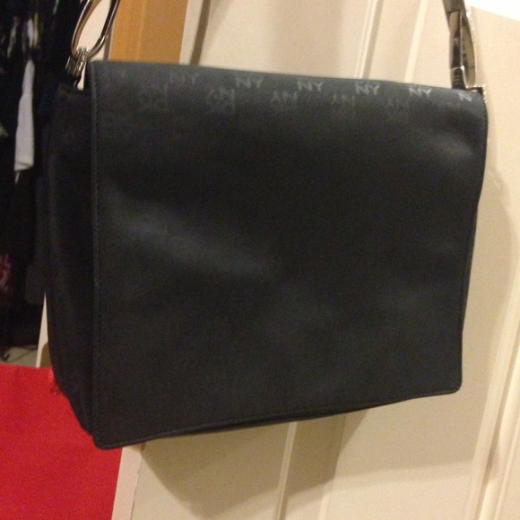 ⭐️SALE: Buy 1 get 1 Free⭐️Black DKNY shoulder bag