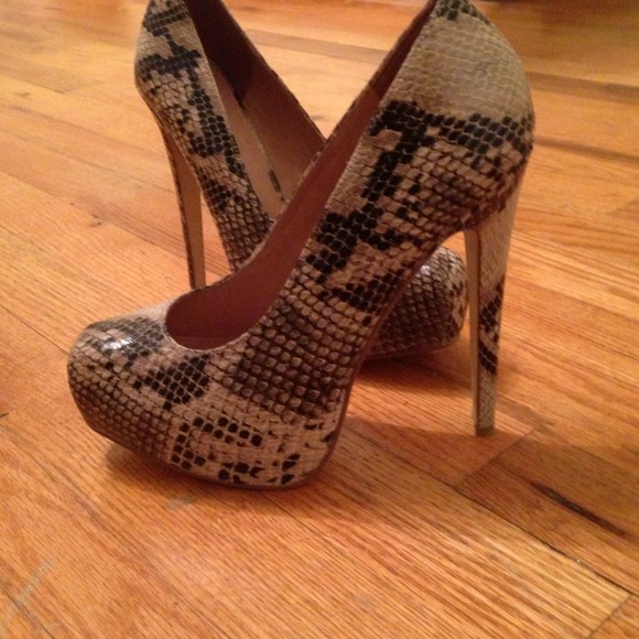 Shoes - Picture 3 of 4