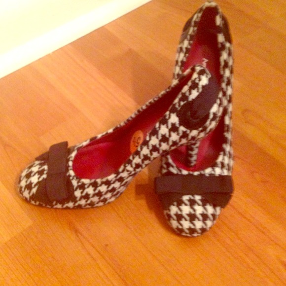 Amanda Smith Houndstooth Pumps!!