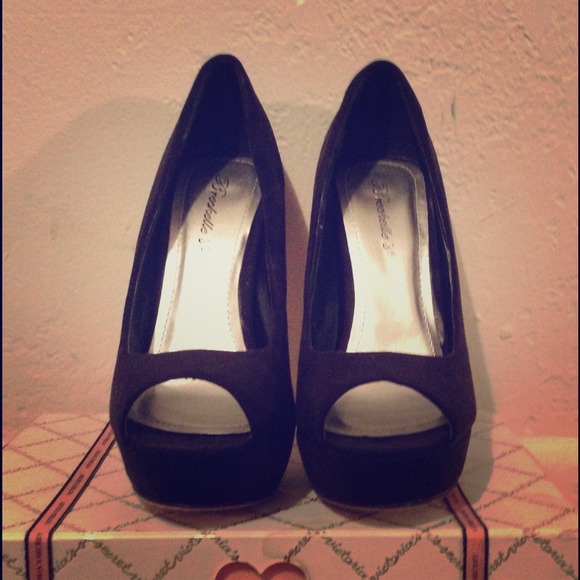 Breckelle's peep toe black pumps