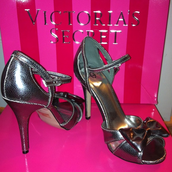 Joey bowlicious metallic high heels!