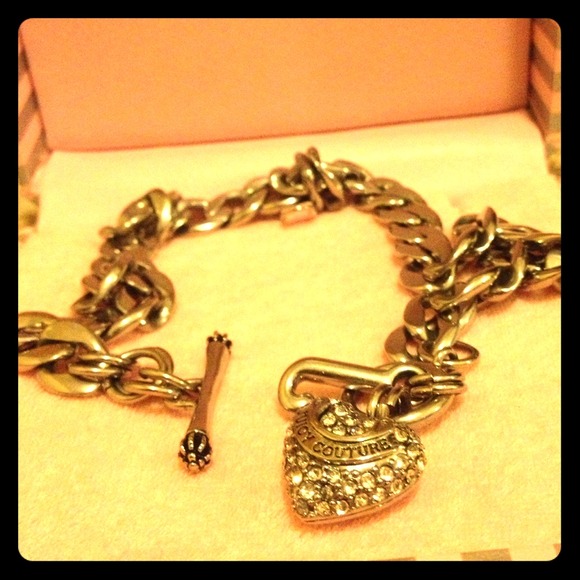Juicy couture necklace;)
