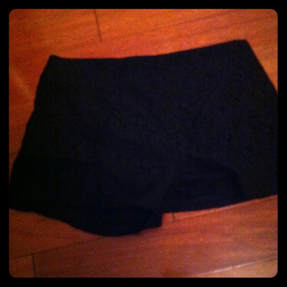 Black Lace shorts with pockets on the back - Picture 1 of 2