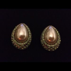Beautiful 1940's inspired vintage earrings.