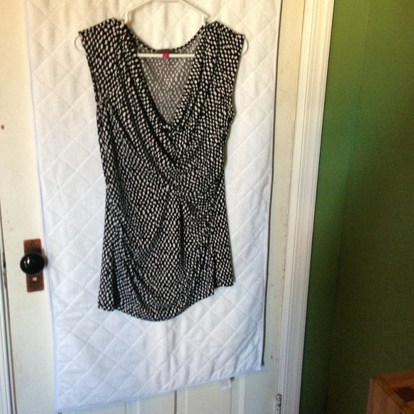 SOLD Sleeveless top, black and white