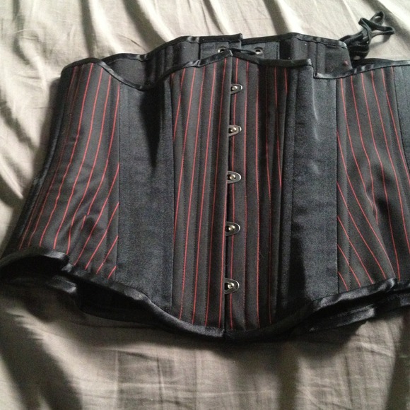 Corset - Picture 2 of 4