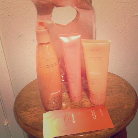 ❤Sold Mary Kay satin hands pampering set