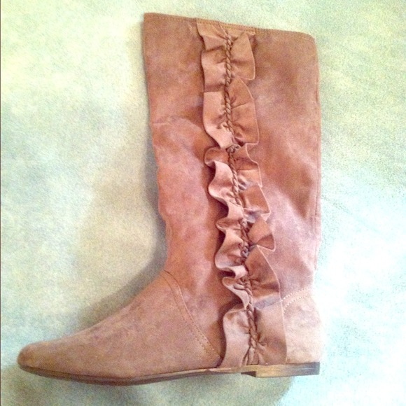 Grey suede ruffled boots 🎀