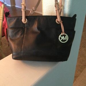 Rsvp for mmperez Michael Kors Jet Set Zip Top Blk