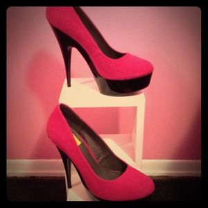 BRAND NEW!! NEVER WORN!! Pink pumps.