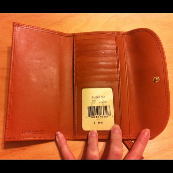 SOLD SOLD Dooney & Bourke wallet - Picture 4 of 5