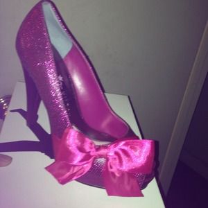 A peep toe upper and a flirty bow embellishment.