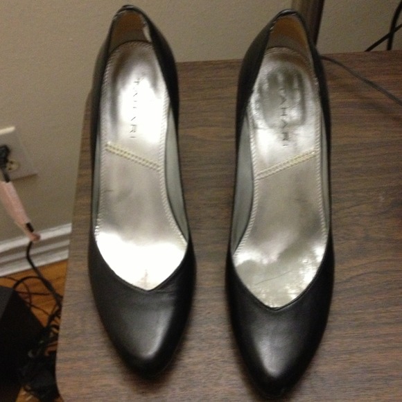 *Just reduced* Tahari Black leather pumps