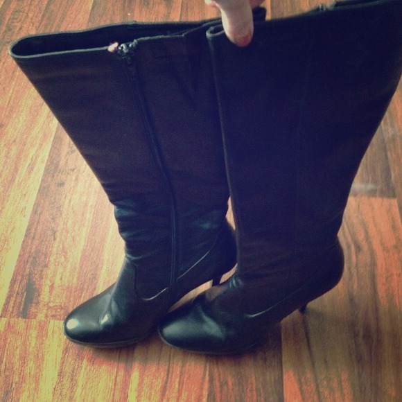 Size 8m below the calf black leather boots