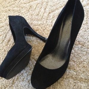 Black suede size 10 pumps