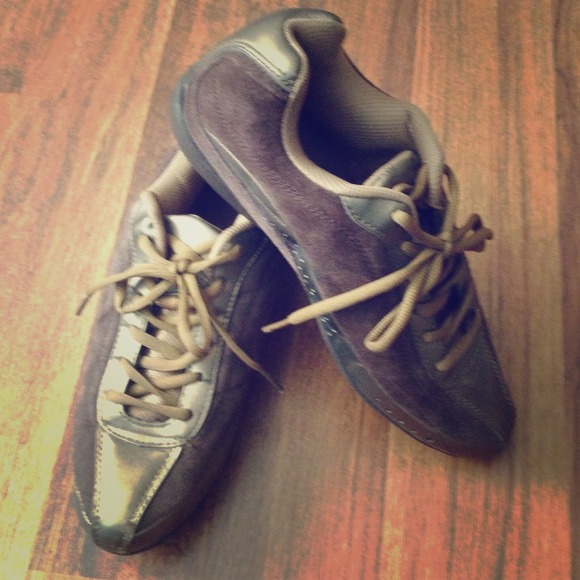 Size8 COMFORTABLE shoe. Only wore once.