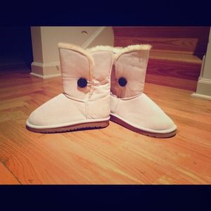 new ugg bailey button size 7 white sand color