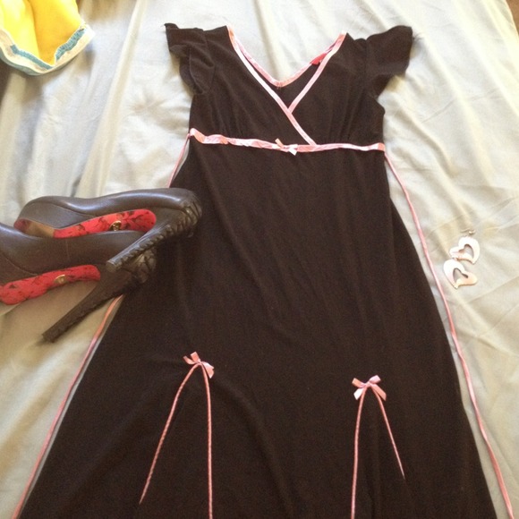Black & pink slip dress. Sassy!