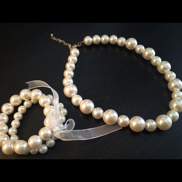 Matching Faux Pearl Choker and Bracelet - Picture 1 of 4